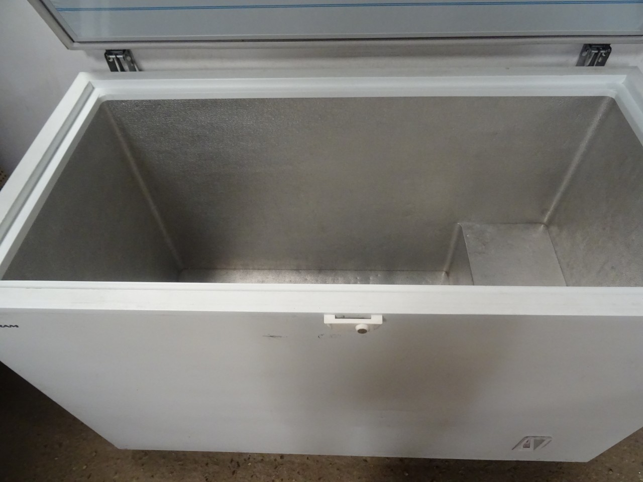 GRAM Chest Freezer with Stainless Steel Lid 1