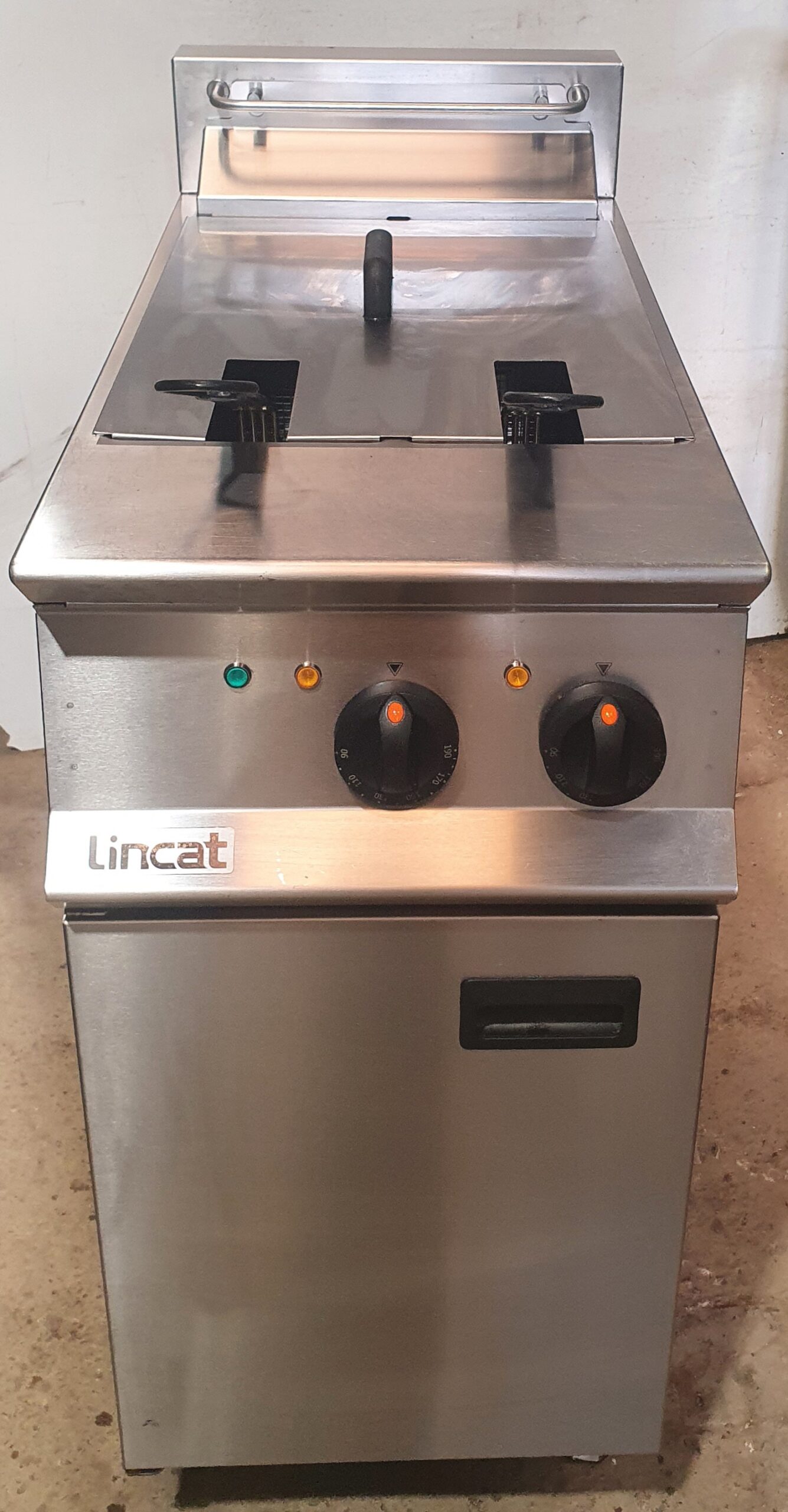 LINCAT OE8105 Twin Electric Fryer. Stunning condition