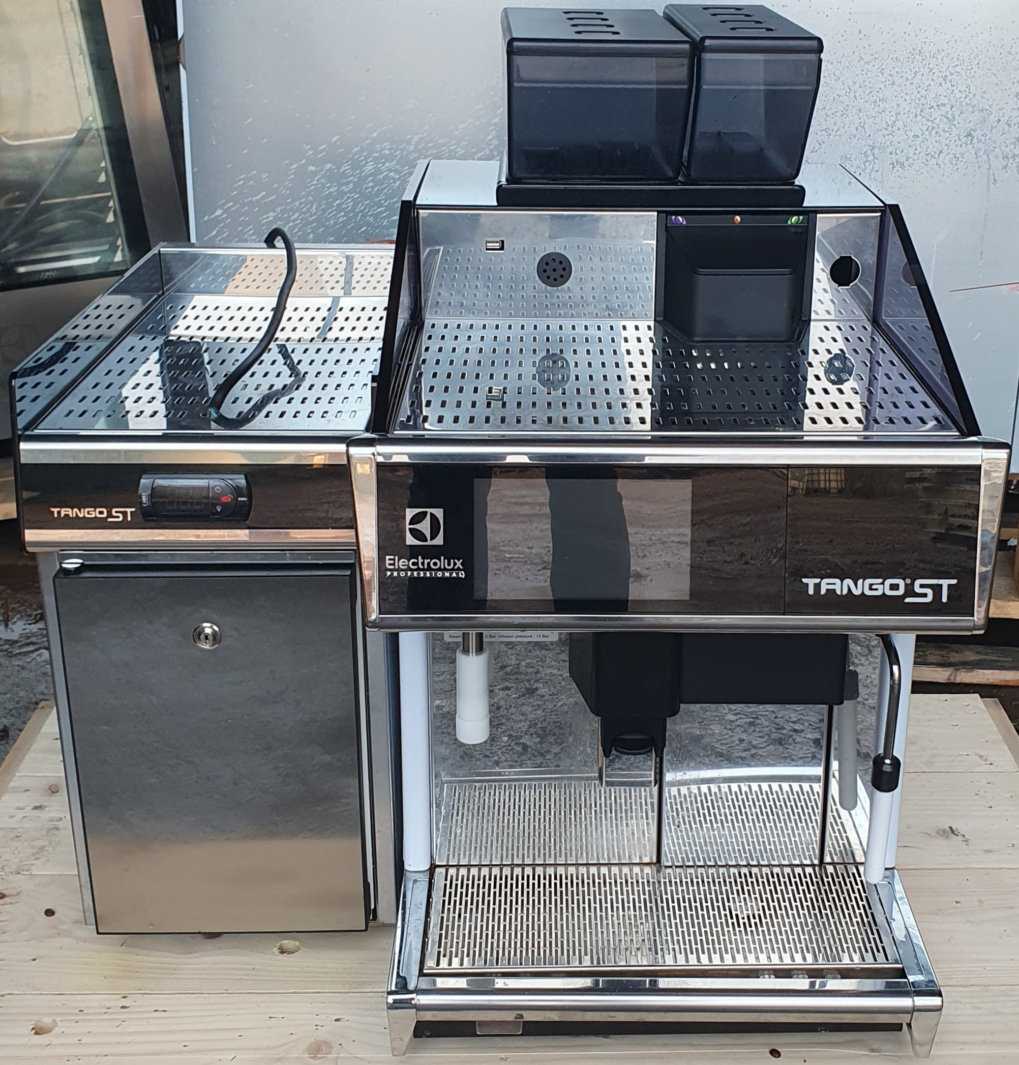 ELECTROLUX Tango ST Barista Bean-to-Cup Coffee Machine with Milk Chiller