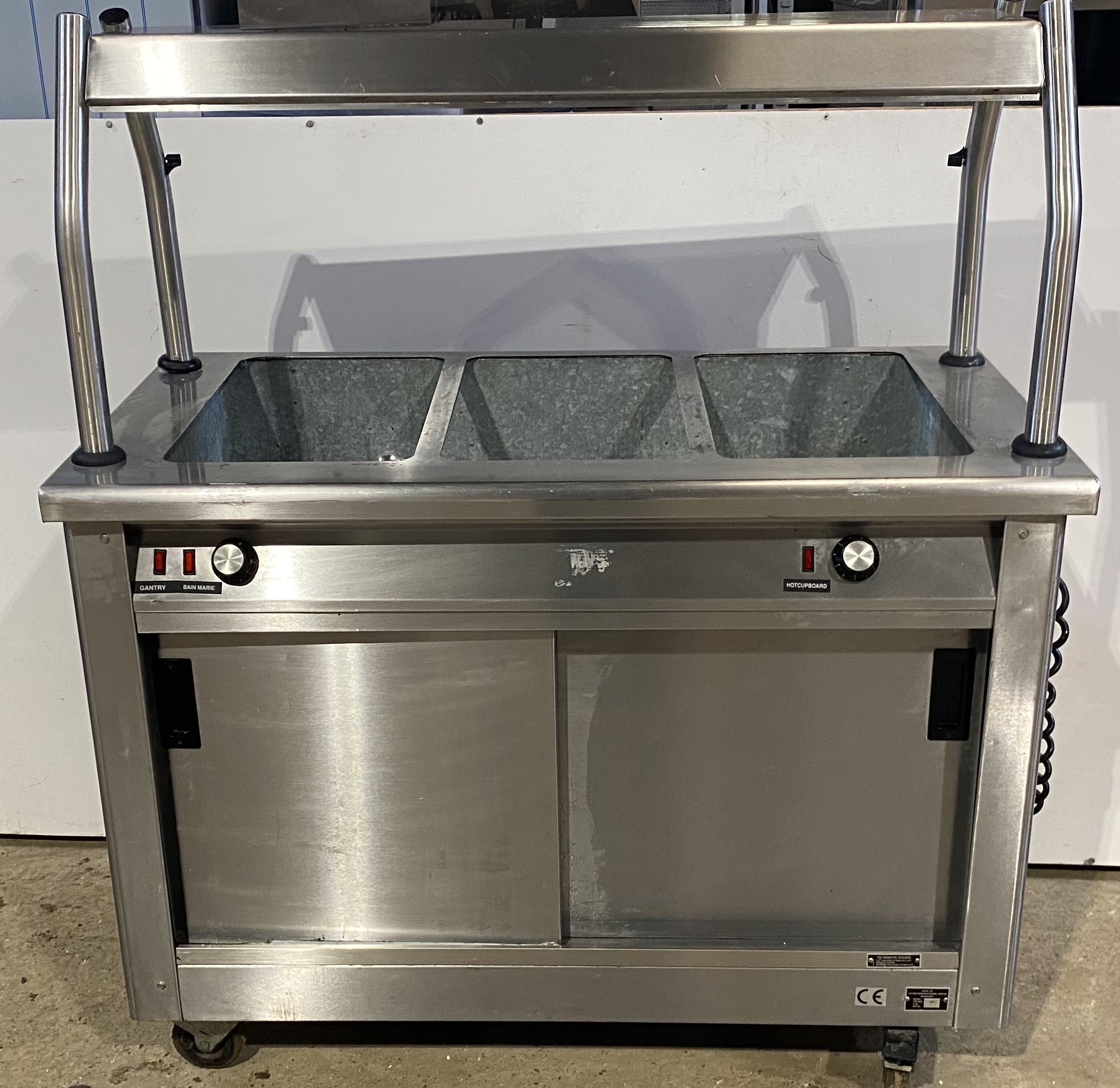 VICTOR 3 Well Heated Servery with Hot Cupboard & Heated Gantry